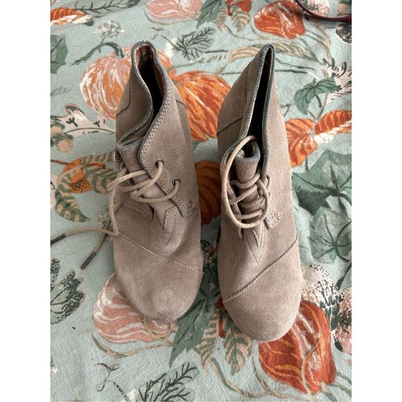 TOMS Tan Taupe Suede Desert Wedges Bootie Heels, Size 7 - Picture 6 of 10